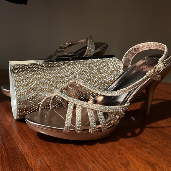 Fabulous pair of heeled sandals with matching clutch - Picture 4 of 5